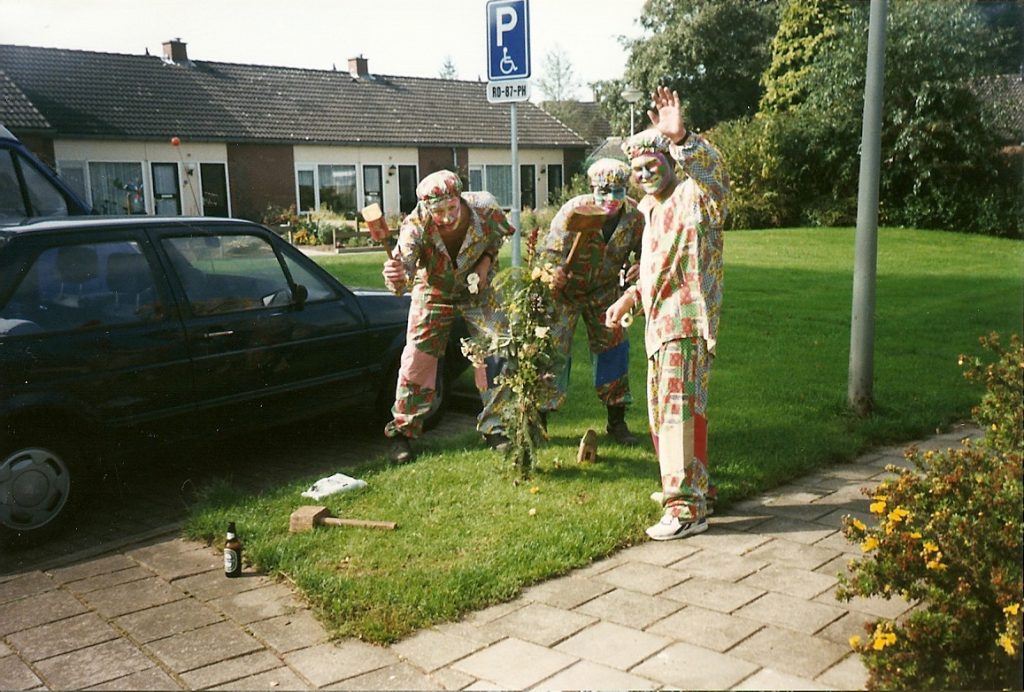 Tijdens de kermis wordt er willekeurig een boomstam neergelegd, die eerst moet worden omgehakt