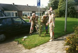 Tijdens de kermis wordt er willekeurig een boomstam neergelegd, die eerst moet worden omgehakt